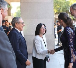 Su Majestad la Reina recibe el saludo de la ministra de Sanidad, Carolina Darias